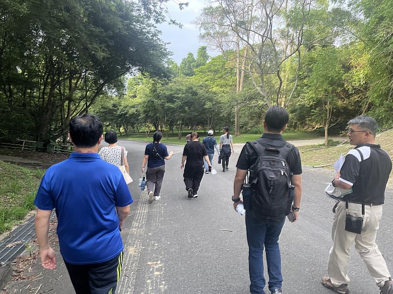 南華大學推動「南華樂活日」,潘義祥教授帶領教職員生進行校園定向巡禮。